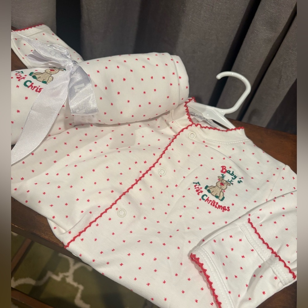 Kissy Kissy “ Baby’s First Christmas” footie & matching Blanket nwot Size 0-3 M